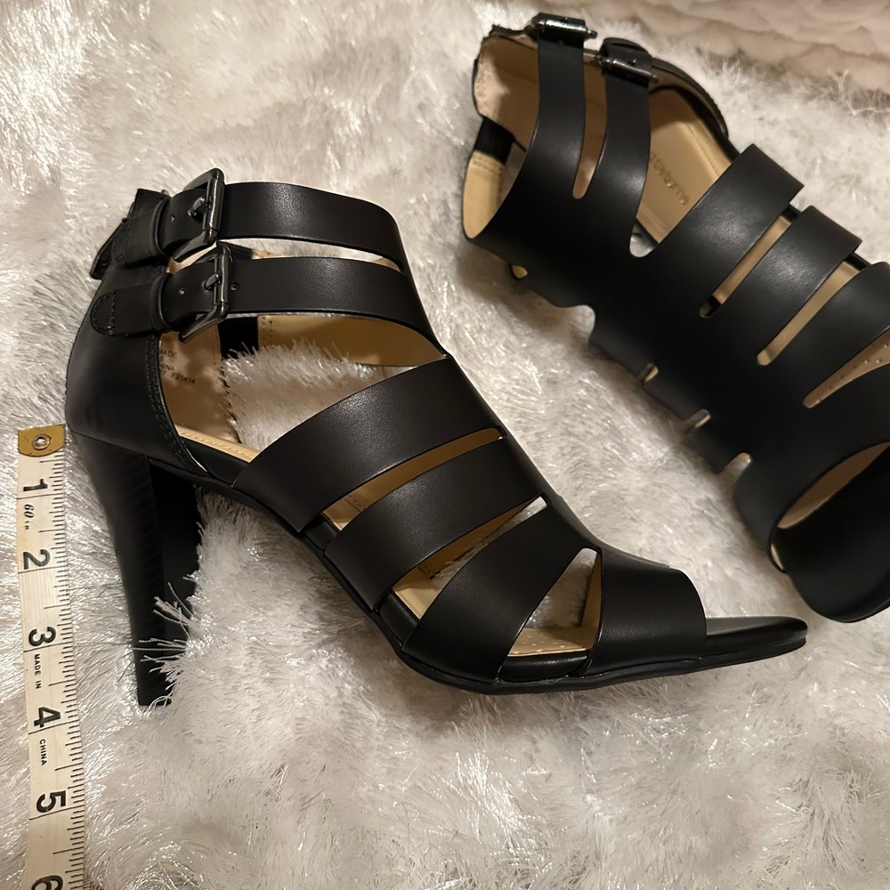 Classic LIZ Claiborne Black Gavi 4 inch heels size 9. Like new.